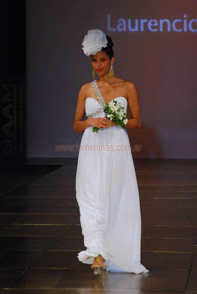 Vestido de novia strapless bretel cruzado bordado Laurencio Adot